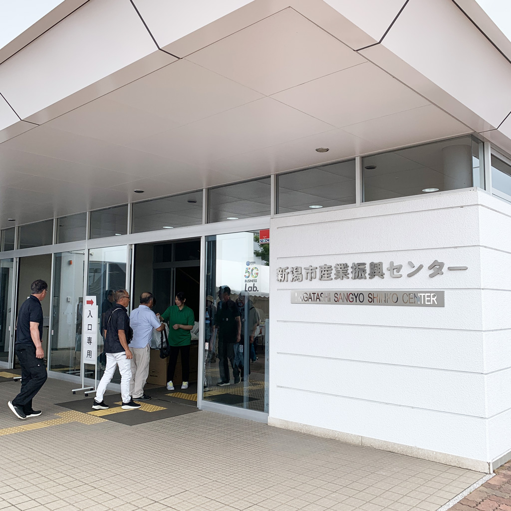 新潟市産業振興センター 建物入口
